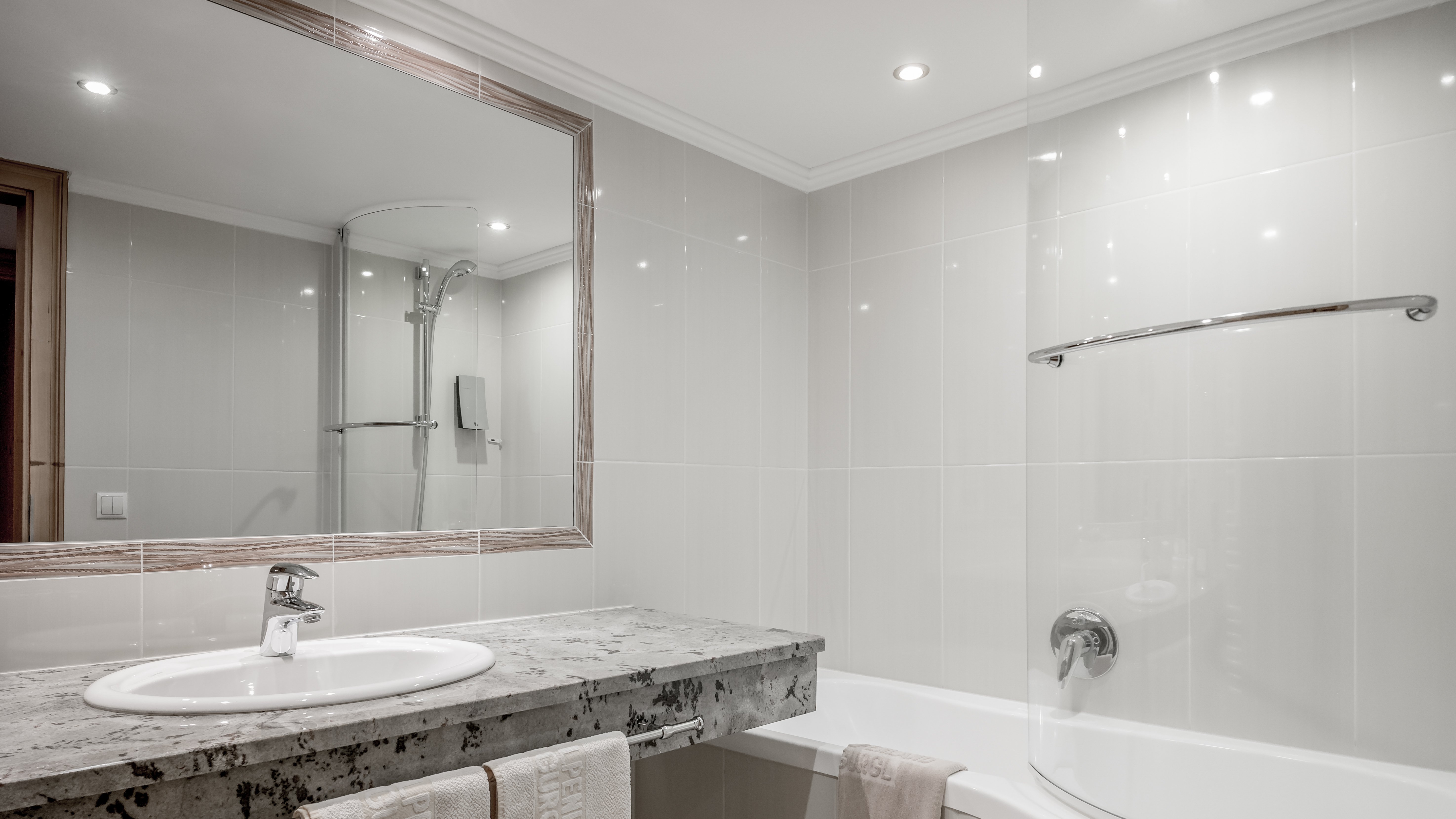 Luxuriöses Badezimmerdesign Modernes Badezimmer mit Badewanne, Dusche und großem Spiegel über dem Waschbecken.