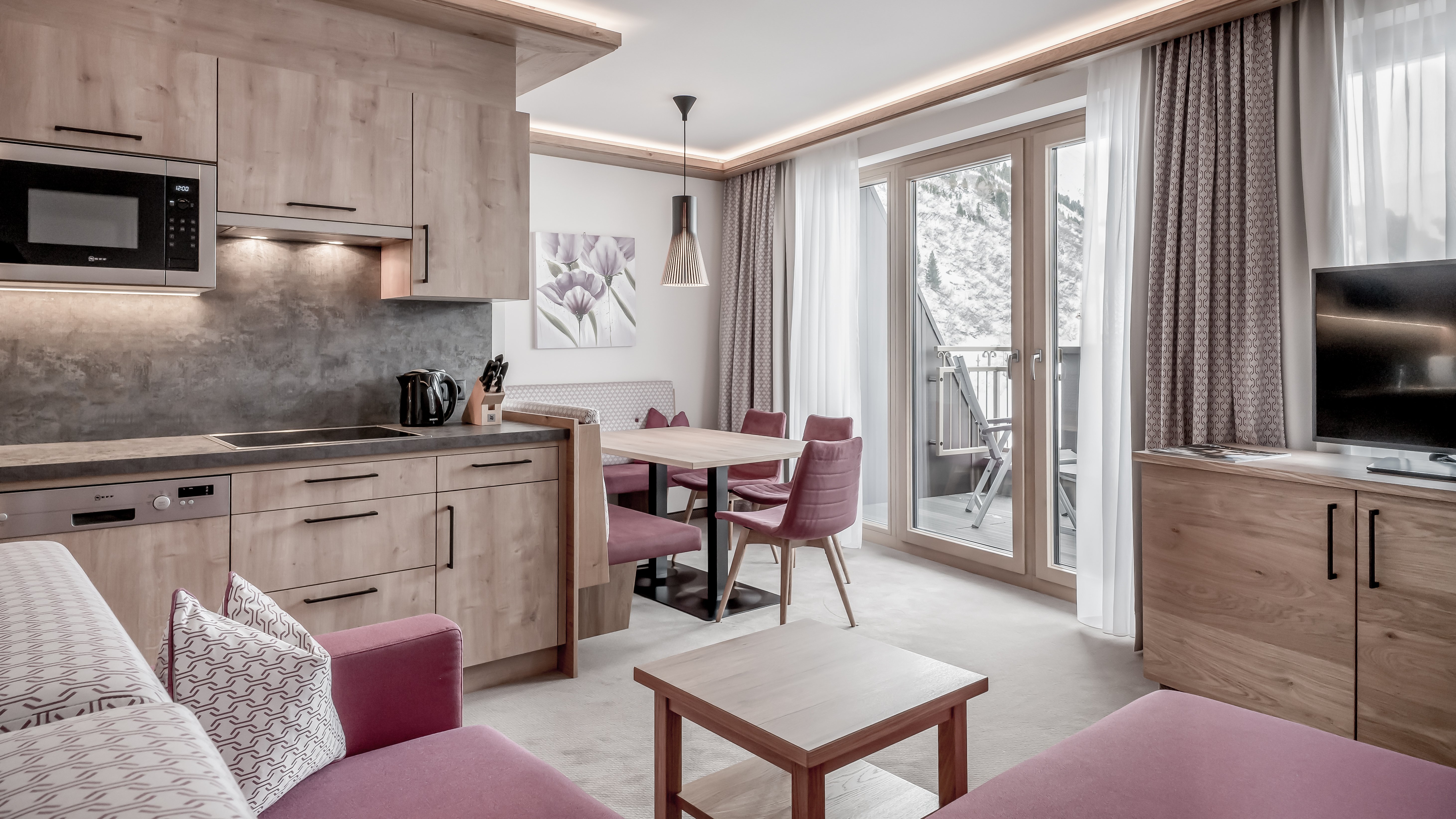 Moderne Wohnung mit offener Küche Offene Wohnküche in einer modernen Wohnung, ausgestattet mit einem Esstisch und stilvollen Möbeln.