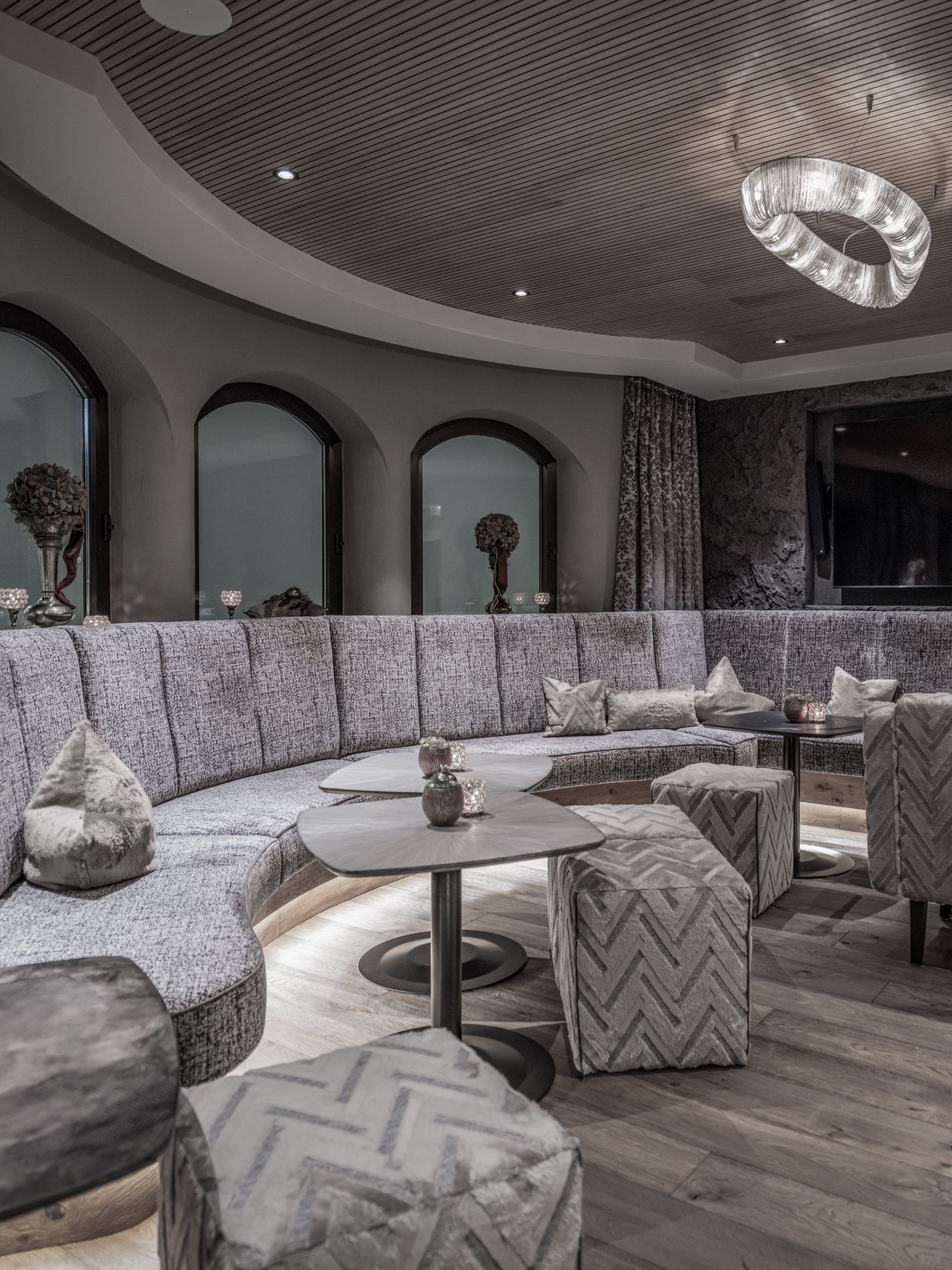 Gemütliche Lounge mit eleganter Beleuchtung und geschwungenen Sitzgelegenheiten.