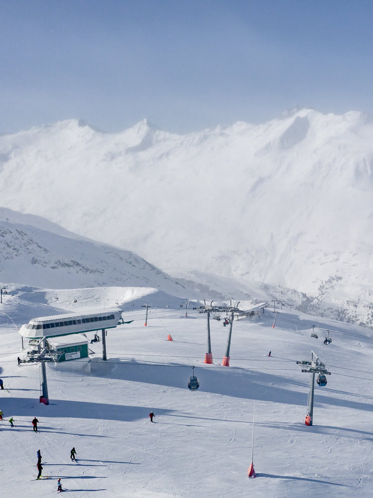Skifahren im Winterparadies Schneebedeckte Pisten mit Skifahrern und Gondelbahn vor Bergen im Hintergrund bei einem Skiresort