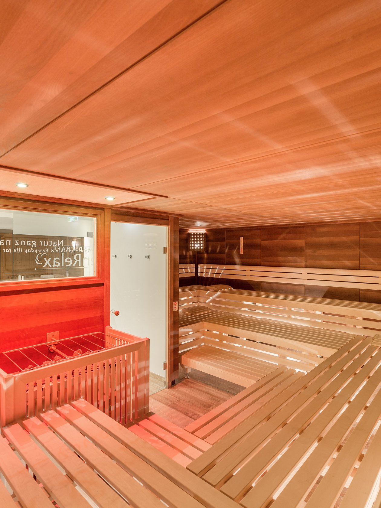 Wohlfühlen in der Sauna Saunainnenraum mit Holzbank und warmem Licht für Entspannung und Wellness ohne weitere Objekte.