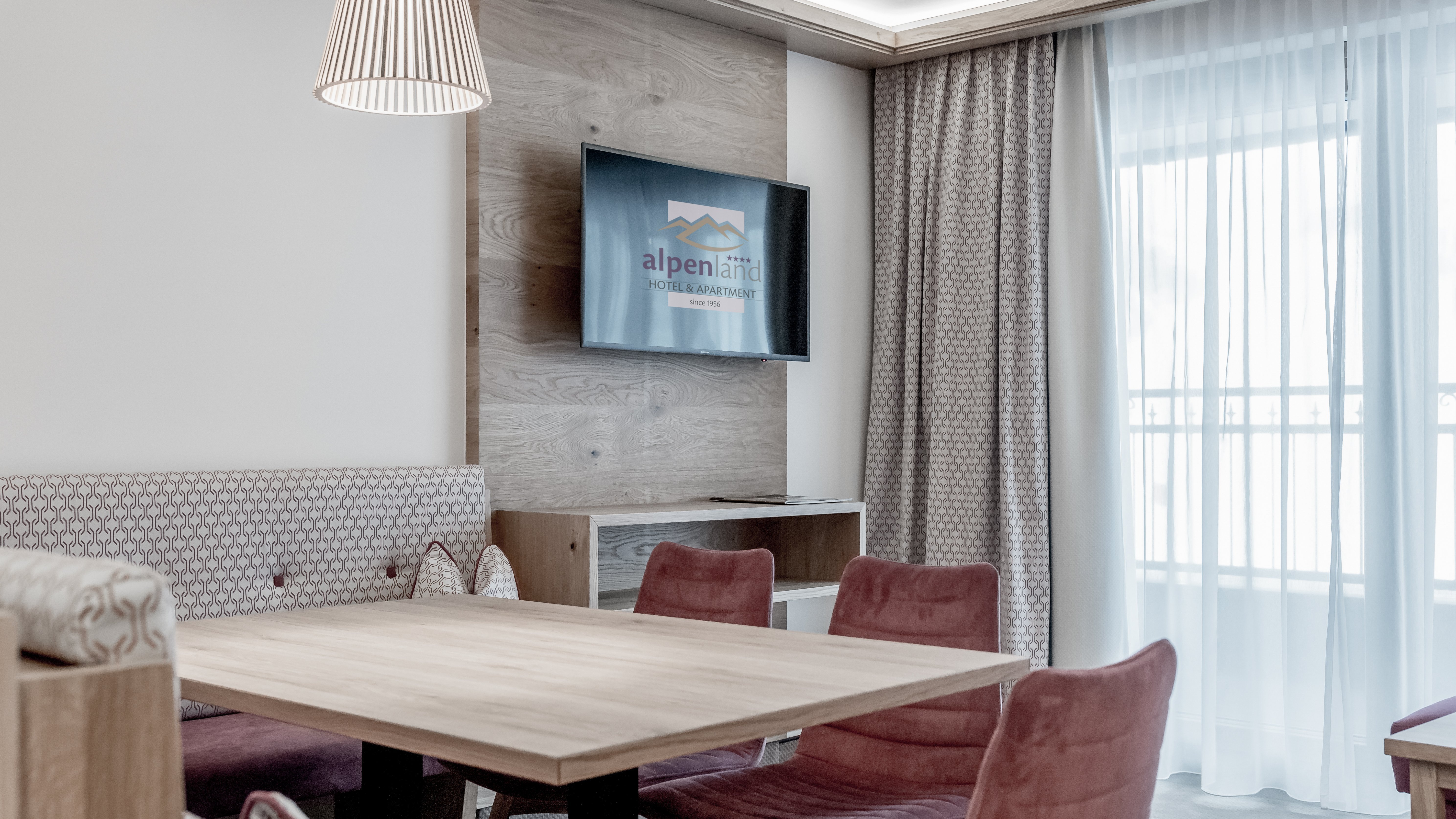Moderne Essbereich im Hotelzimmer Essbereich mit Holztisch und gepolsterten Stühlen in einem modernen Hotelzimmer.