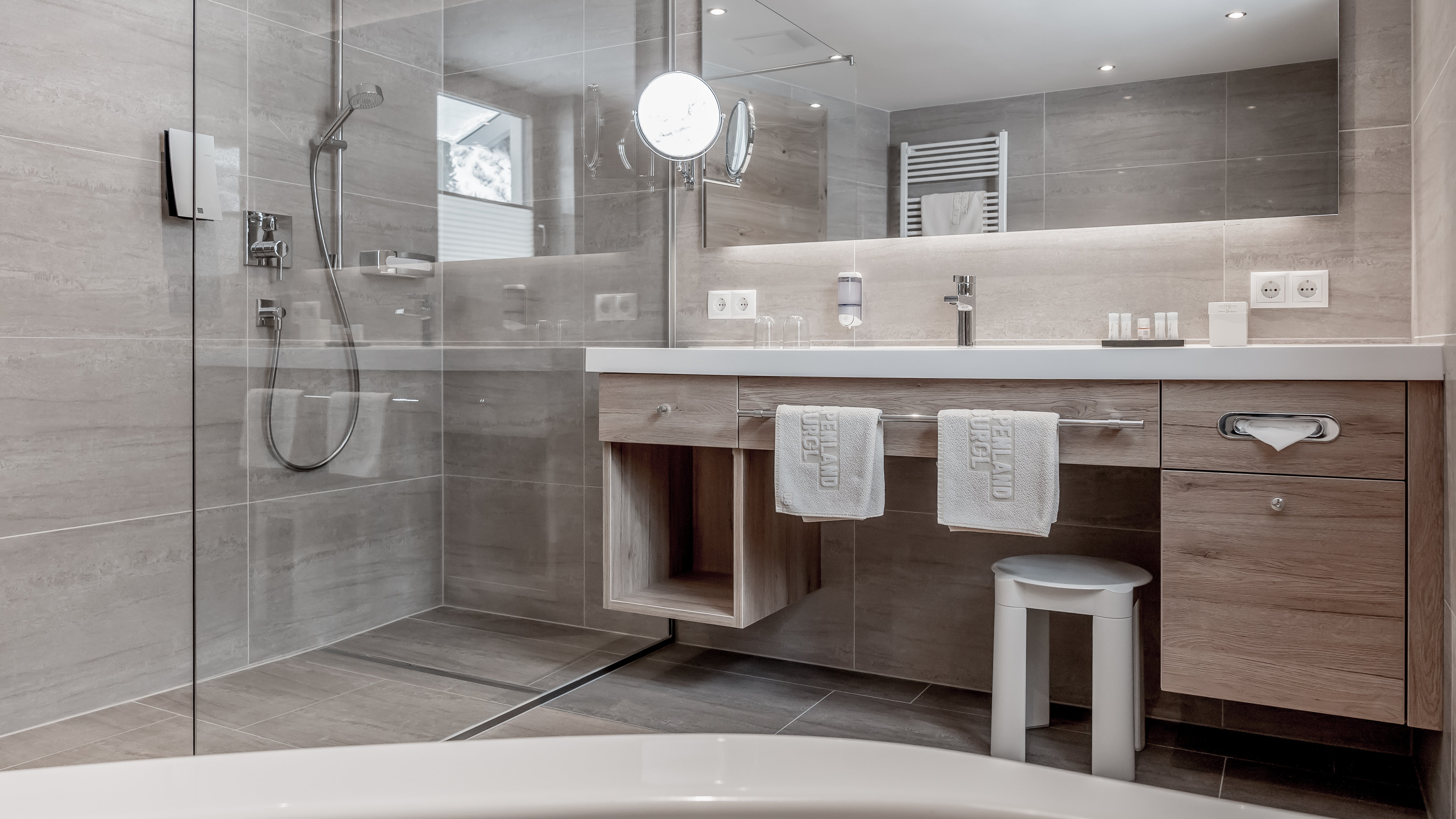 Luxuriöses modernes Badezimmer Modernes Badezimmer mit großen Spiegel und eleganten Armaturen in stilvollem Ambiente.