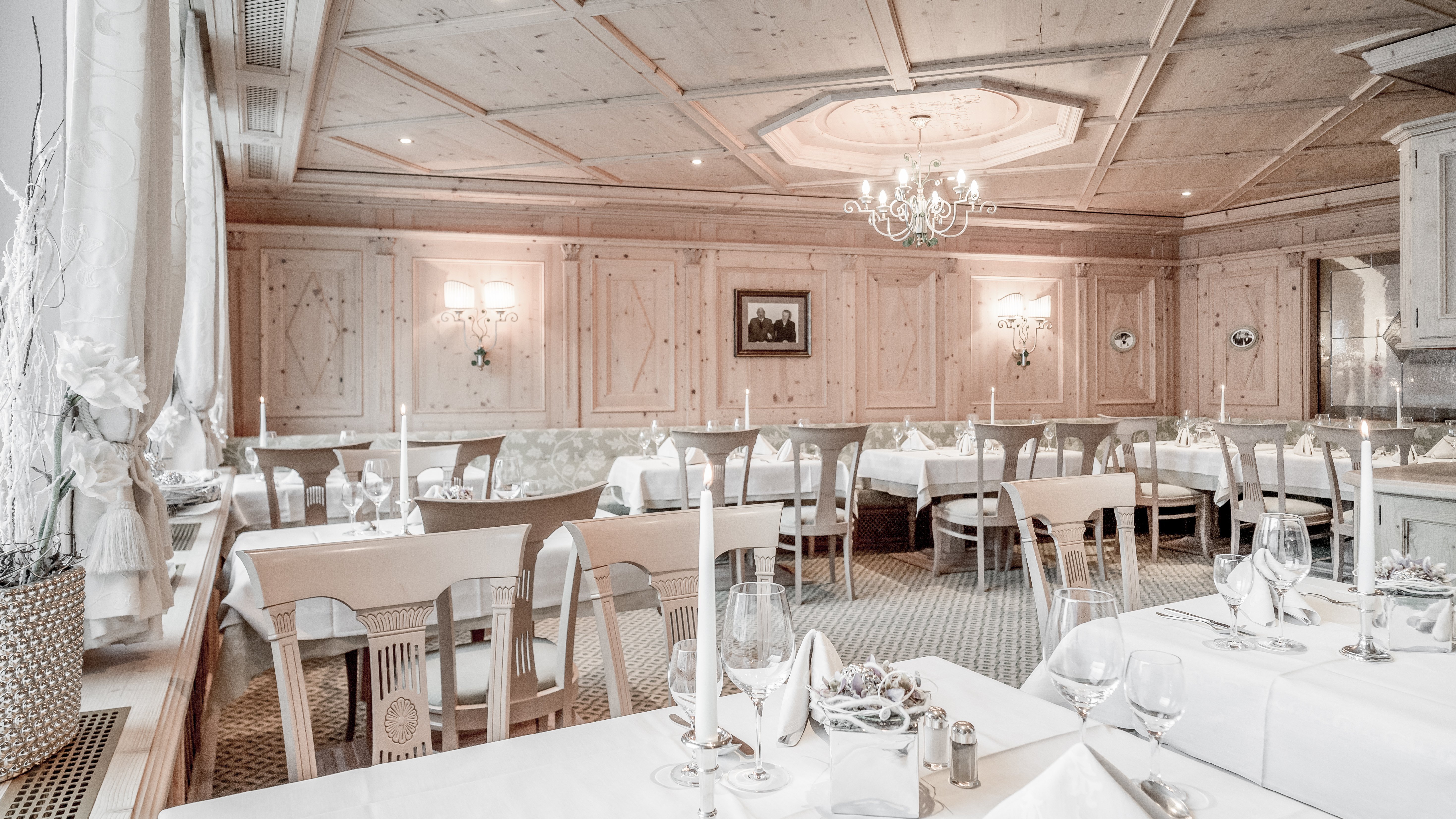 Elegantes Restaurantambiente in Tirol Modernes Restaurantinterieur mit eleganten Möbeln und gut beleuchteten Tischen für eine gehobene Essensatmosphäre.