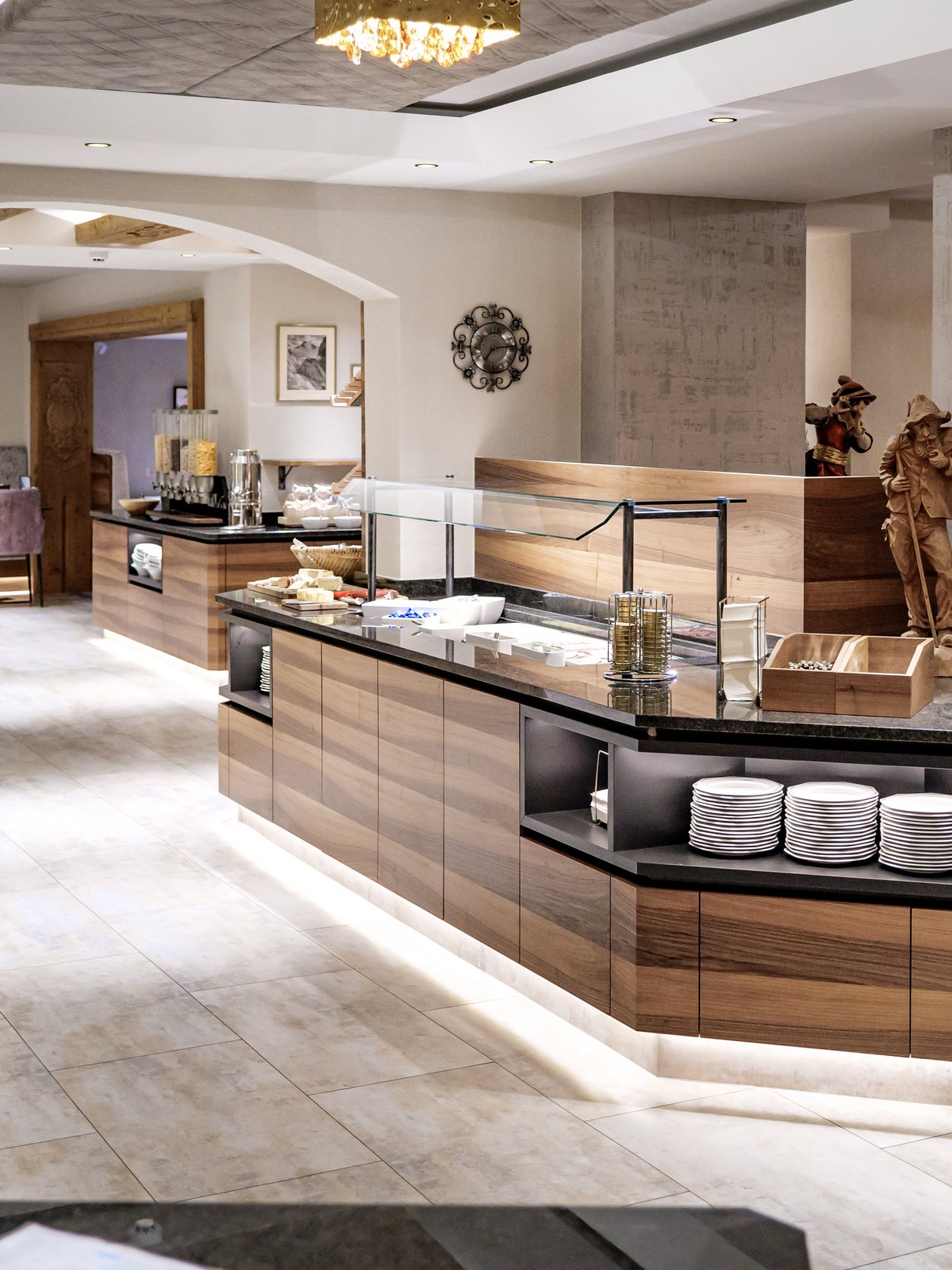Modernes Restaurant mit Buffetbereich und eleganter Beleuchtung im Hotel Alpenland.