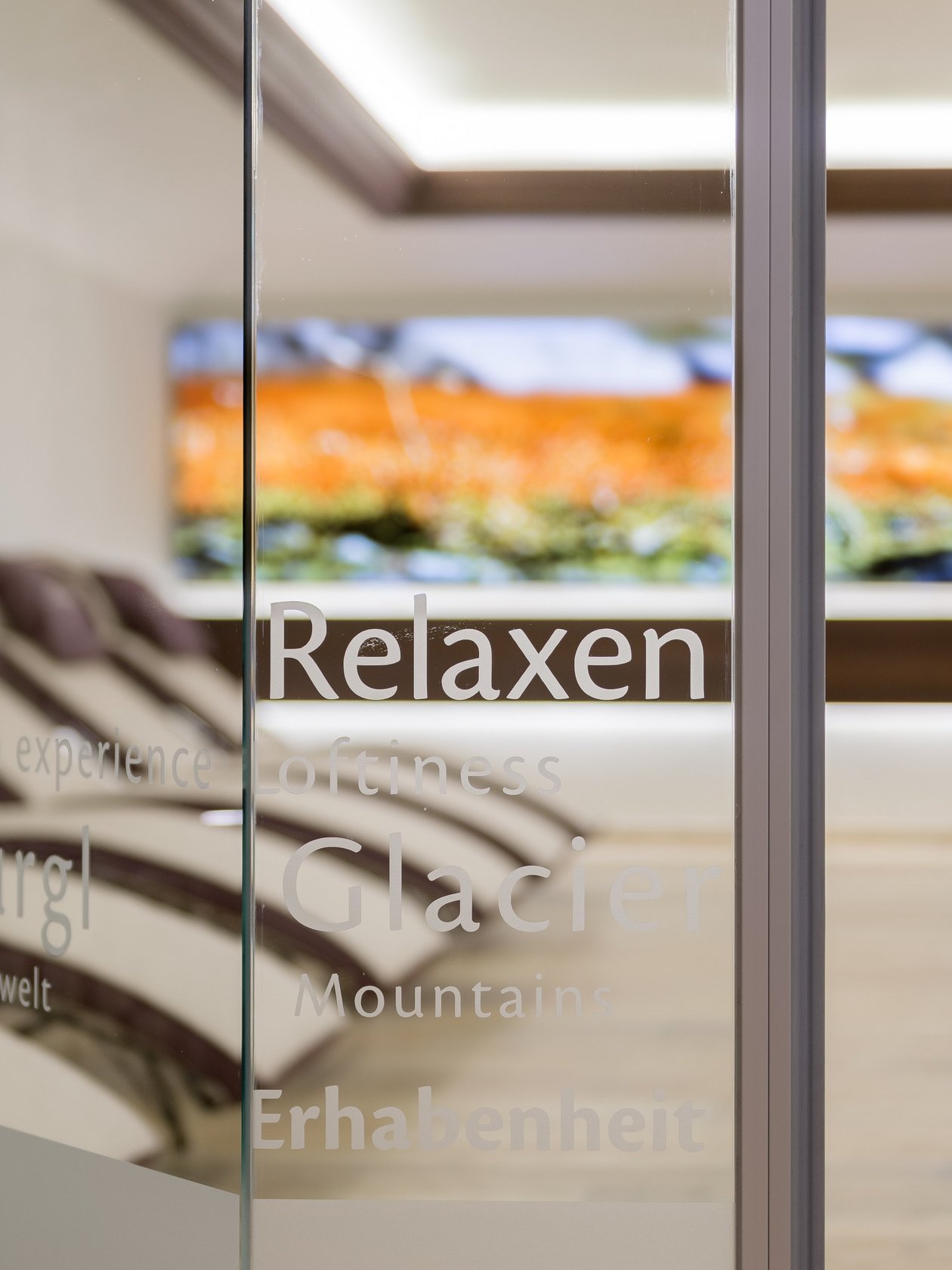 Ein Ruheraum mit Glaspartition und Blick auf eine natürliche Landschaft im Hintergrund.
