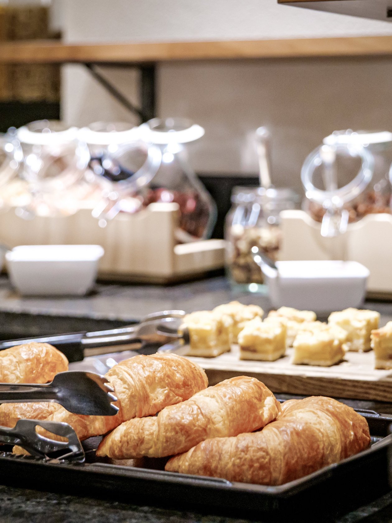 Vielfältiges Frühstücksbuffet Frühstücksbuffet mit verschiedenen Gebäcksorten und Speisen in Schalen präsentiert.