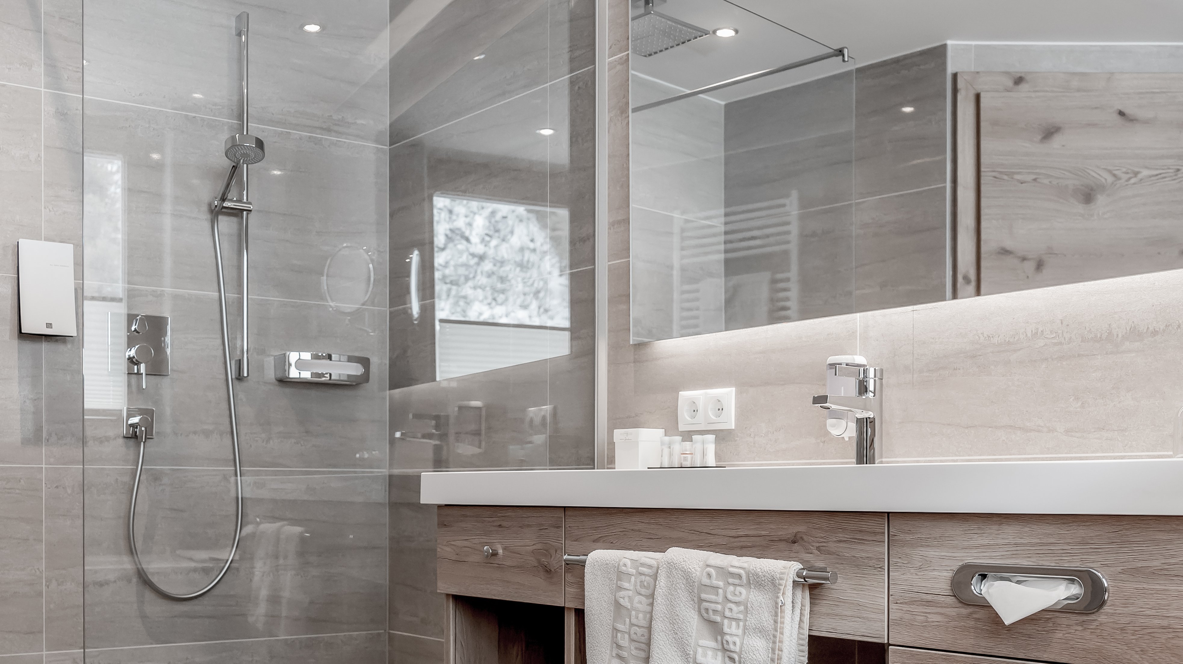Modernes Badezimmer mit minimalistischen Details Luxuriöses Badezimmer mit Glasdusche und eleganten Armaturen in einem modernen Design.