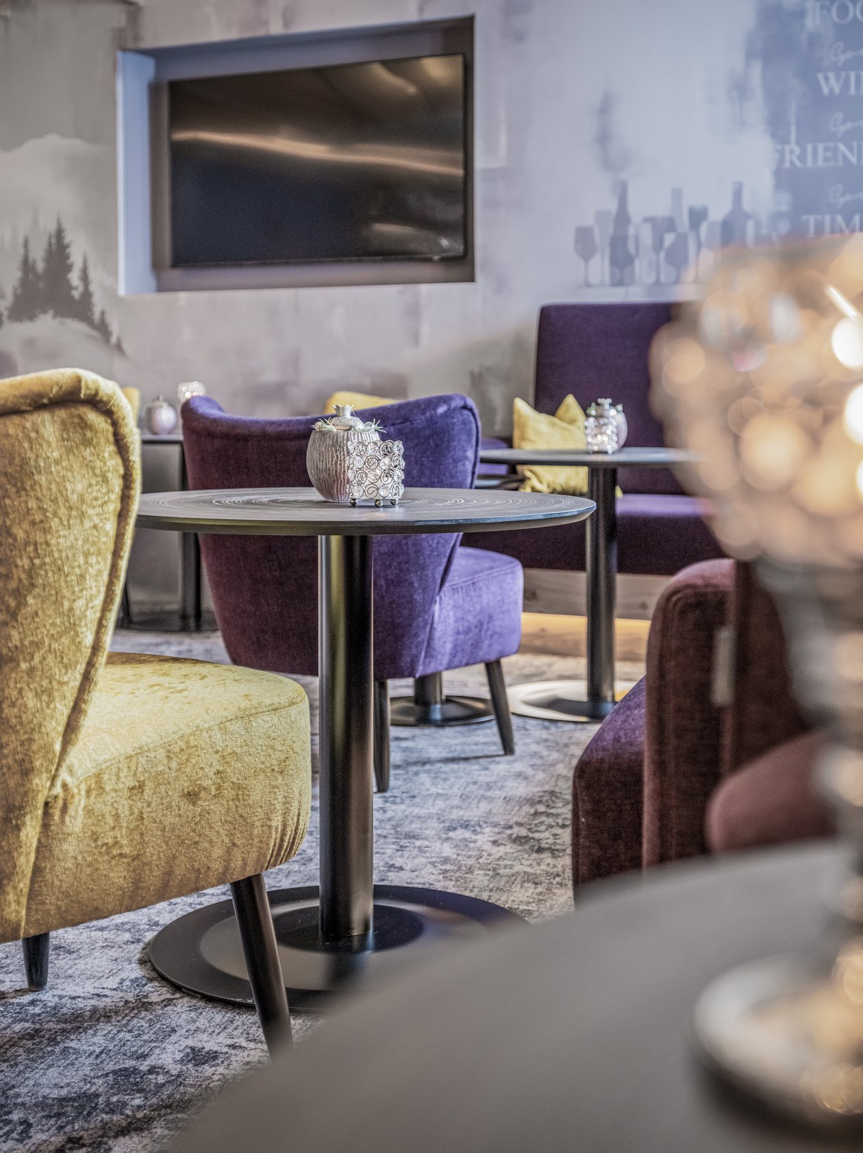 Stylische Lounge mit modernem Design Loungebereich mit bunten Stühlen und Tischen im modernen Stil und sanfter Beleuchtung.