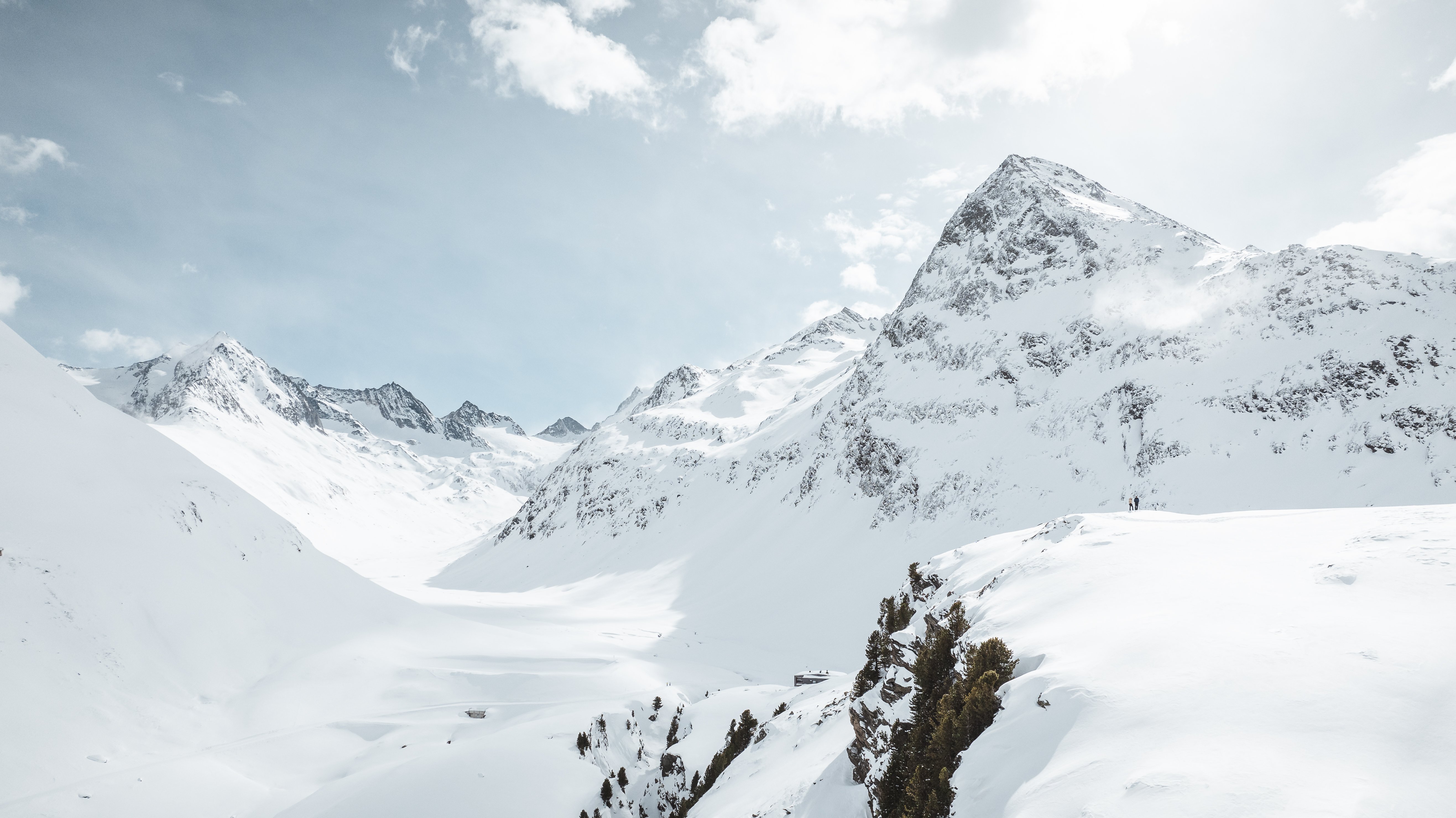 Schneebedeckte Berge im Winter Weite winterliche Landschaft mit schneebedeckten Bergen und klarem Himmel in den Alpen.
