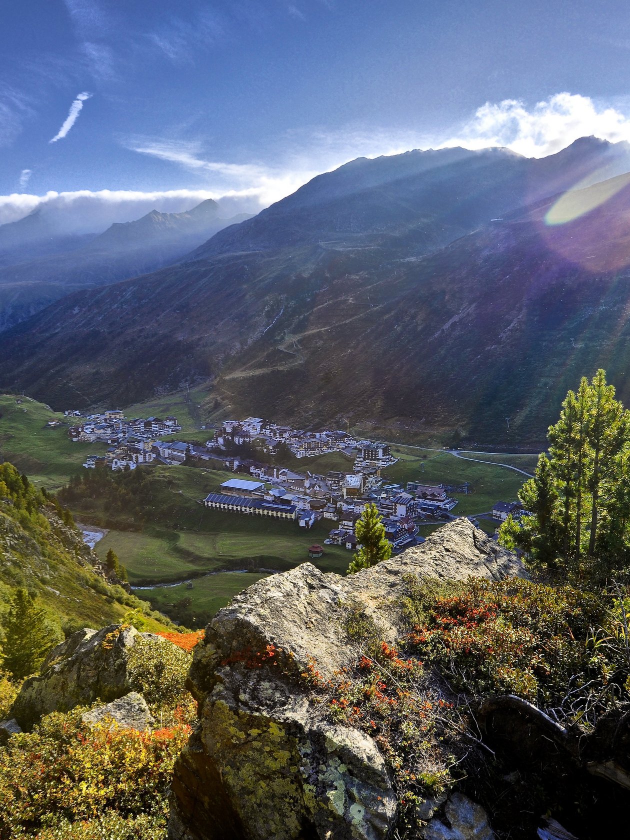 Majestätische Berglandschaft im Sonnenaufgang Panoramablick auf eine Berglandschaft mit Tal und Dorf bei Sonnenaufgang in der Natur.