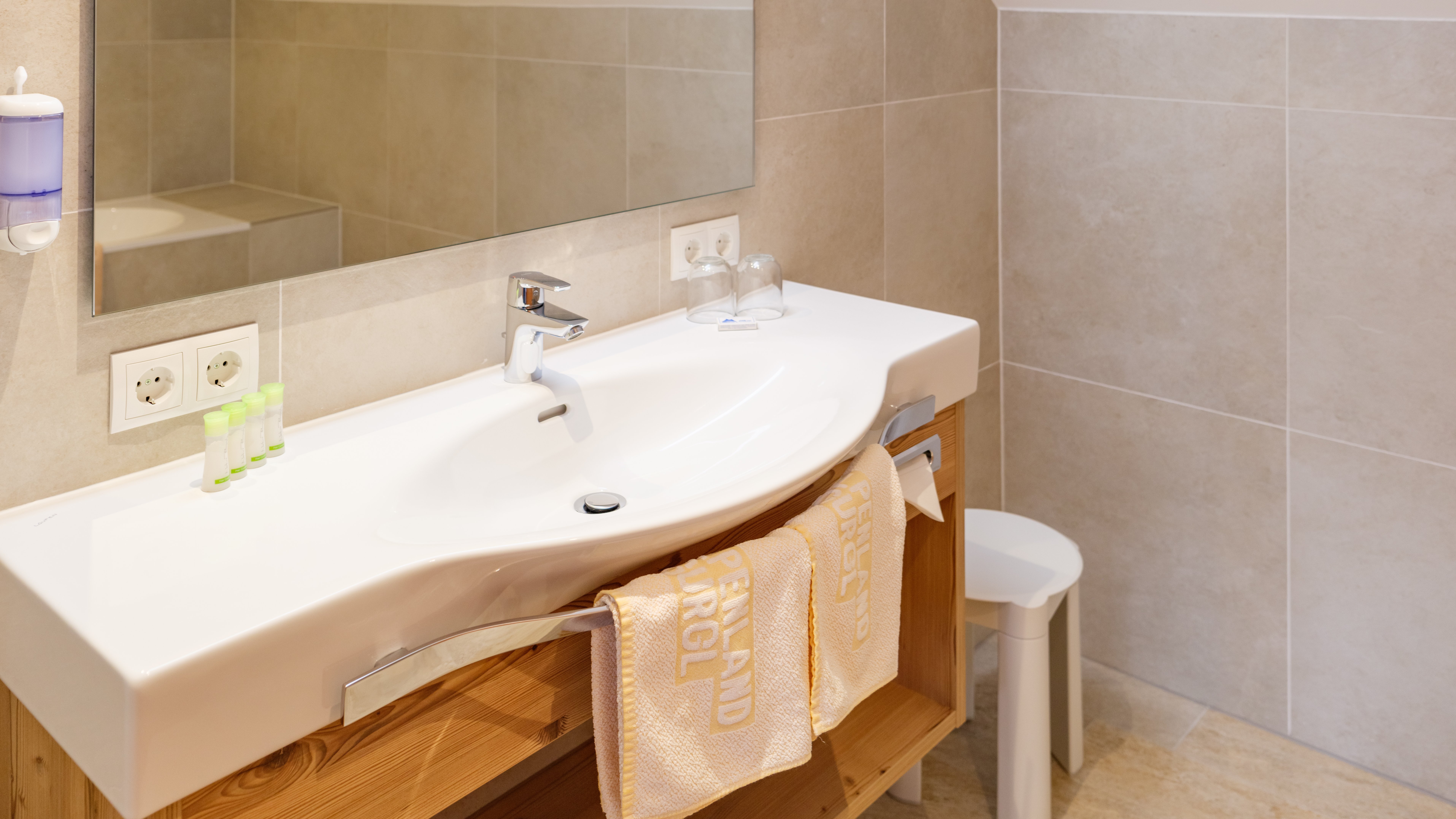 Moderne Badezimmergestaltung für Ihr Zuhause Moderner Badezimmerbereich mit Holzwaschtisch und großem Spiegel über dem Waschbecken.