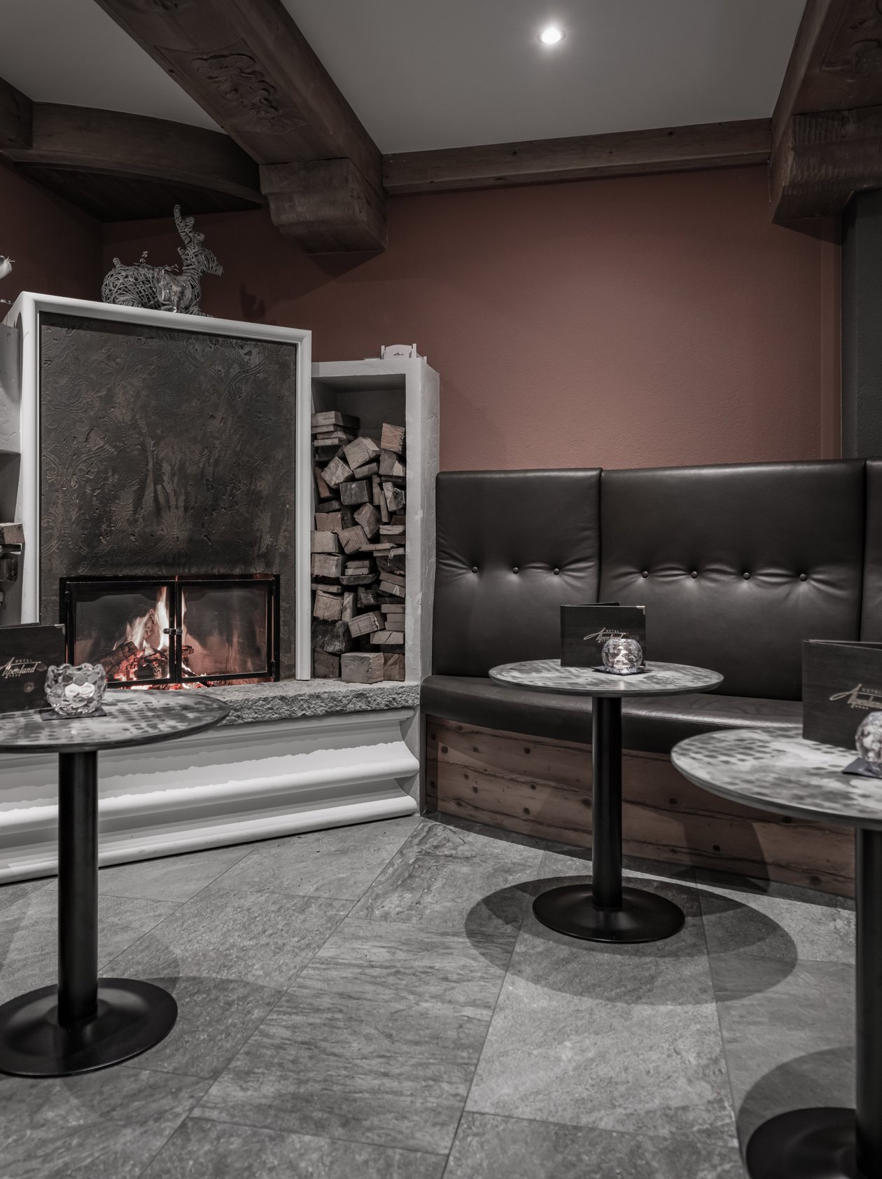 Modernes Lounge-Ambiente mit Kamin Gemütlicher Bereich mit Kamin, Ledersofas und kleinen Tischen zum Entspannen und Verweilen.