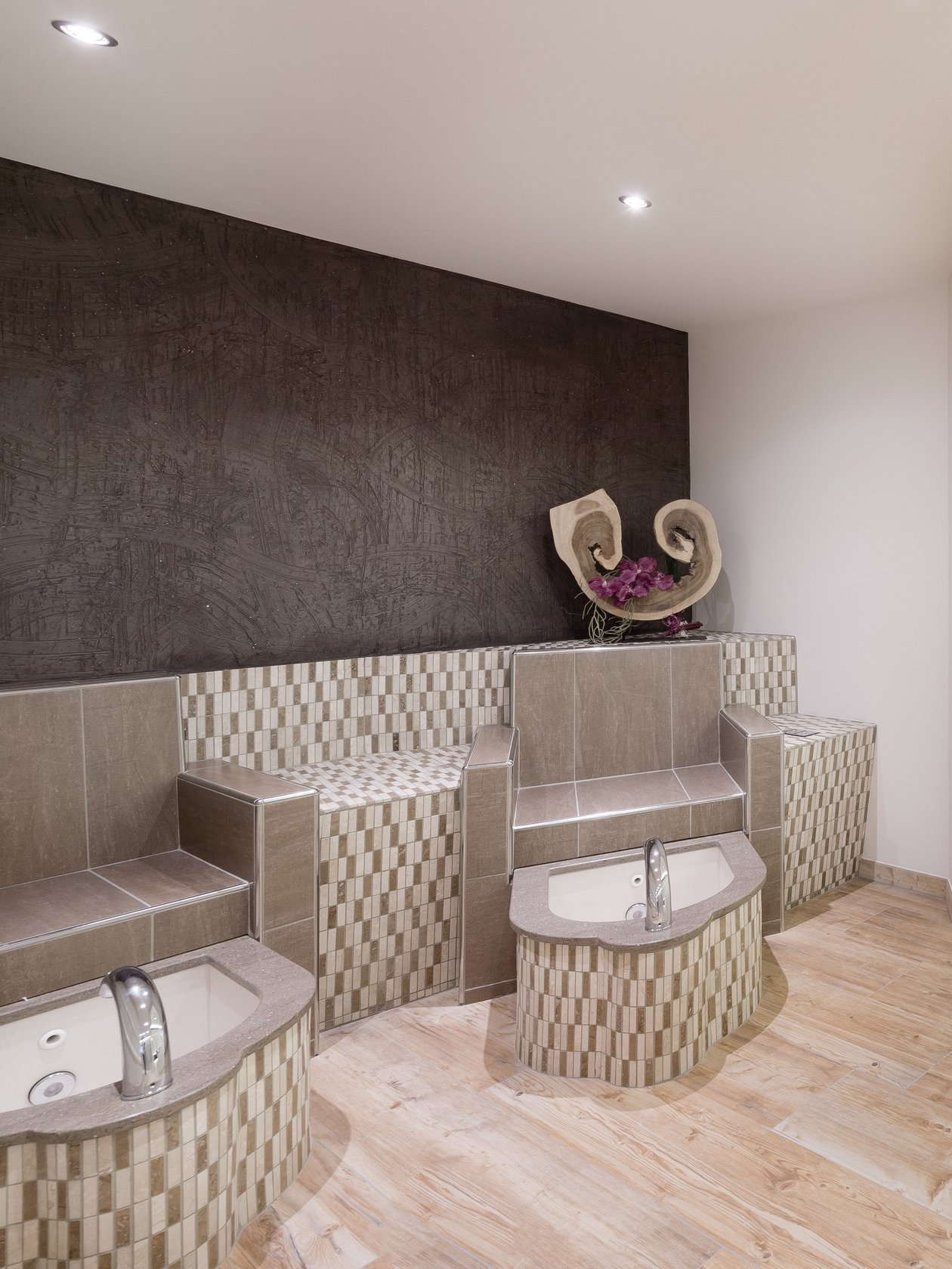 Moderner Spa-Bereich mit Massagestühlen und Fußbädern für Wohlbefinden und Ruhe.