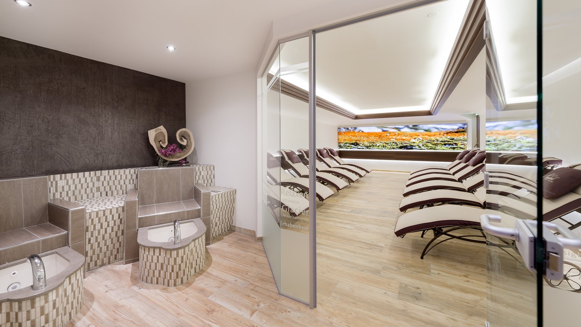 Moderner Spa-Bereich mit Massagestühlen und Fußbädern für Wohlbefinden und Ruhe.