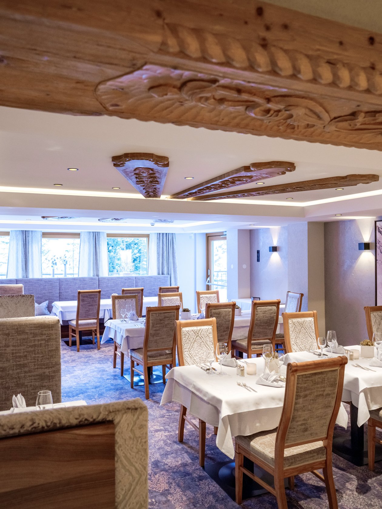 Elegantes Restaurantambiente Innenansicht eines Restaurants mit eleganten Sitzgelegenheiten und Holzelementen.