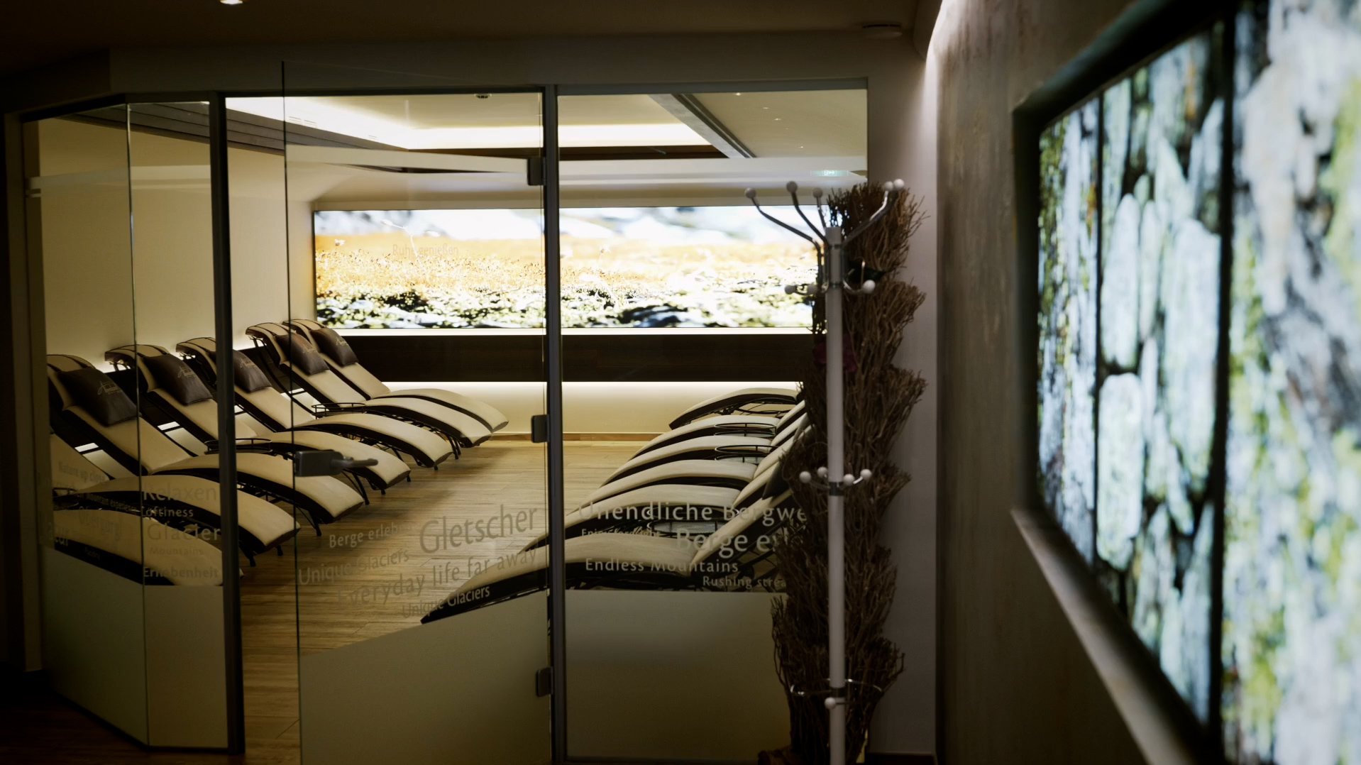 Entspannung im modernen Wellnessbereich Ruhiger Entspannungsraum mit Liegen in modernem Design im Wellnesszentrum des Hotels.