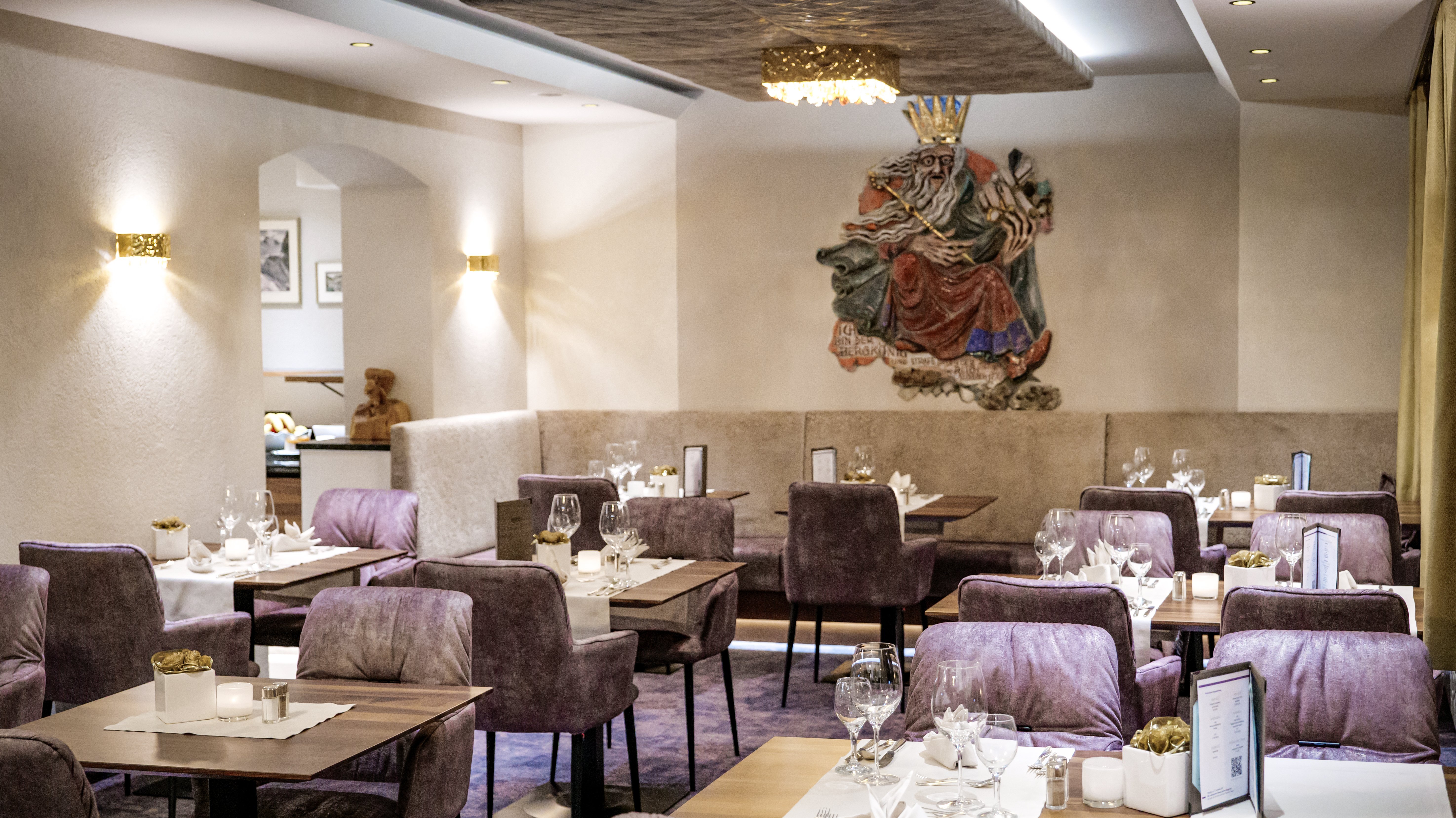 Elegantes Restaurantinterieur mit gedeckten Tischen und stilvollen Stühlen für das Fine Dining