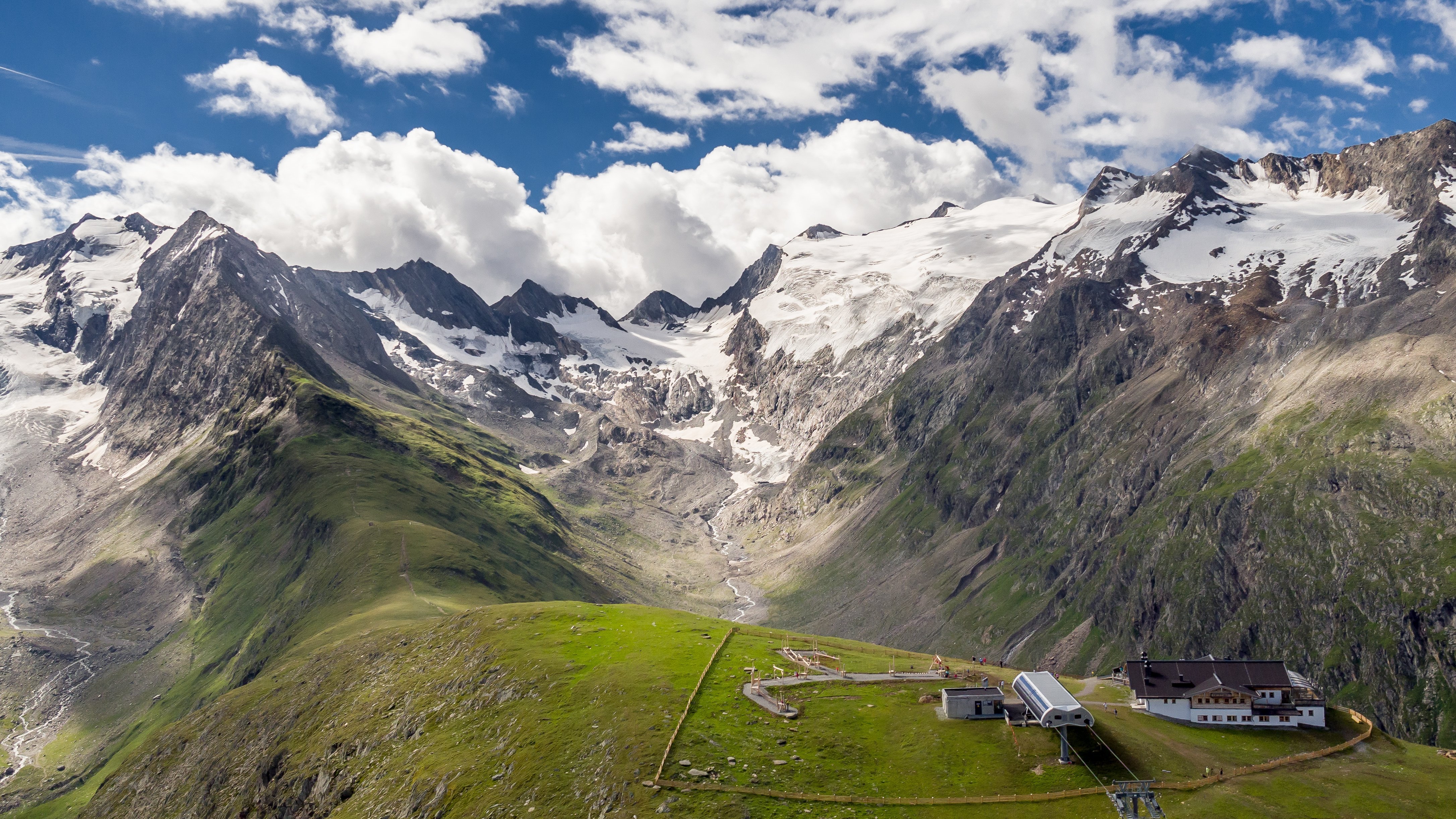 Panorama der Alpenlandschaft Blick auf schneebedeckte Berge und ein Tal mit einem Skiresort im Vordergrund in Obergurgl